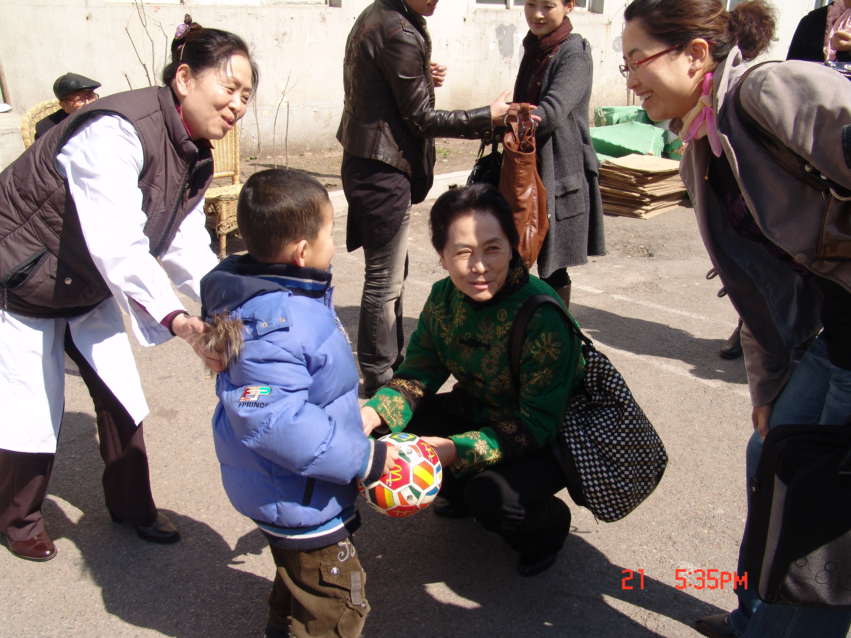 生物時(shí)代關(guān)注4歲孤兒的生活，帶他玩耍